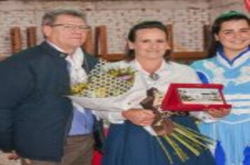 Foto - PREFEITO E VICE-PREFEITA PARTICIPAM DE HOMENAGEM AS MULHERES TRADICIONALISTAS DO MUNICÍPIO