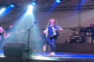 Foto - GIOVANA E SOFIA TAMBÉM PASSARAM PELO PALCO DA 9ª FEMATE