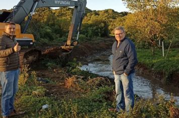 ADMINISTRAÇÃO MUNICIPAL ATRAVÉS DA SECRETARIA DE OBRAS REALIZA LIMPEZA DE ARROIO