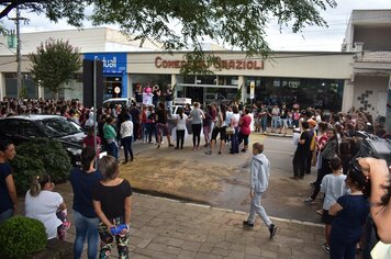 CAMINHADA EM HOMENAGEM AO DIA INTERNACIONAL FOI REALIZADA