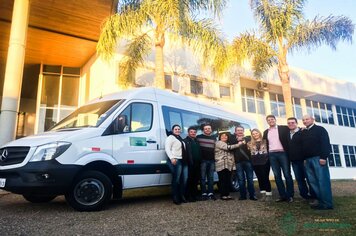 Prefeito Rogerio Fachinetto entrega Van 0 km para Secretária de Saúde, Assistência Social e Trabalho