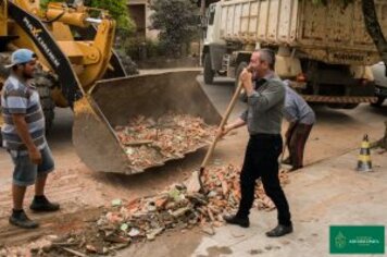 Prefeito visita obras de reforma da Posto de Saúde do centro