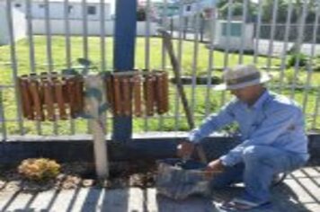 LIXEIRAS ESTÃO SENDO INSTALADAS NA CIDADE