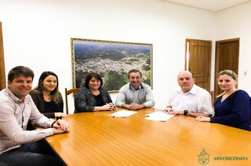 Administração Municipal assina contrato com Hospital São João e garante mais serviços