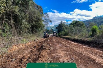 SECRETARIA DE OBRAS SEGUE NOS TRABALHOS DE MELHORIAS DAS ESTRADAS DO INTERIOR