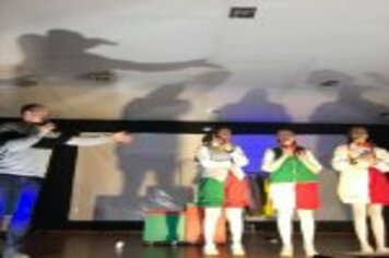 APRESENTAÇÃO TEATRAL OCORREU EM TRÊS TURNOS PARA QUE TODA POPULAÇÃO PUDESSE ASSISTIR