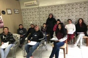 FORMANDO AUXILIARES DE CABELEIREIRO
