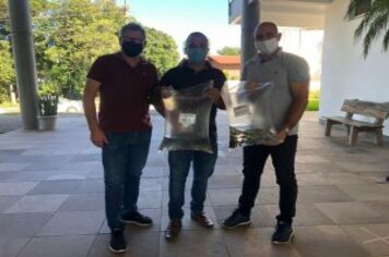 ATIVIDADE DA PISCICULTURA É FOMENTADA ATRAVÉS DA ENTREGA DE ALEVINOS EM ARVOREZINHA