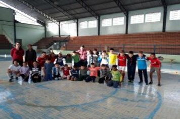 ESCOLINHA DE FUTEBOL PARA CRIANÇAS
