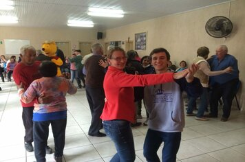 Encontro de grupo de Idosos recebeu alunos do Ensino Médio do I.E.E Felipe Roman Ros