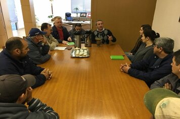 Prefeito se reúne com servidores da Secretaria Municipal da Agricultura para discutir melhorias