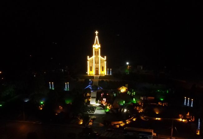 ARVOREZINHA REALIZOU A ABERTURA OFICIAL DO 30º NATAL NO MORRO