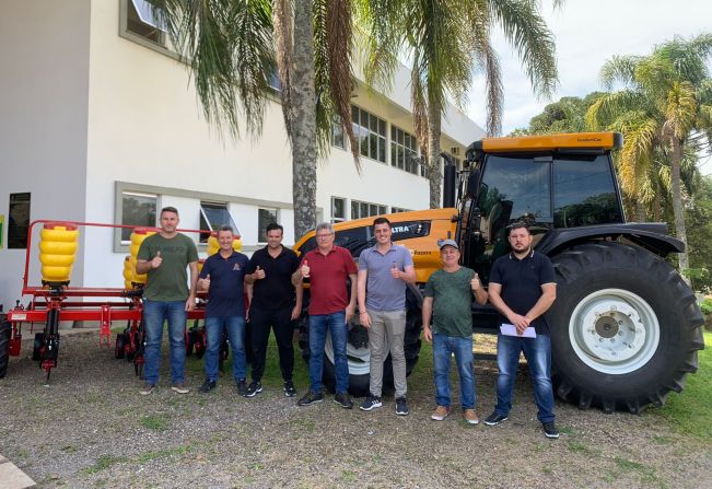 ADMINISTRAÇÃO MUNICIPAL REALIZA A ENTREGA DE UM TRATOR AGRÍCOLA E UMA PLANTADEIRA PARA A SECRETARIA DE AGRICULTURA  