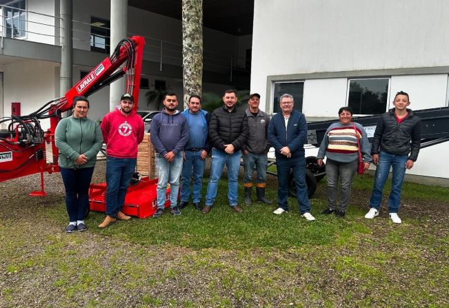 Administração Municipal recebe implementos agrícolas