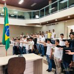 PREFEITO E VICE-PREFEITA PARTICIPAM DE SOLENIDADE DE ENTREGA DE CERTIFICADO DE DISPENSA DO EXERCITO PARA 65 JOVENS