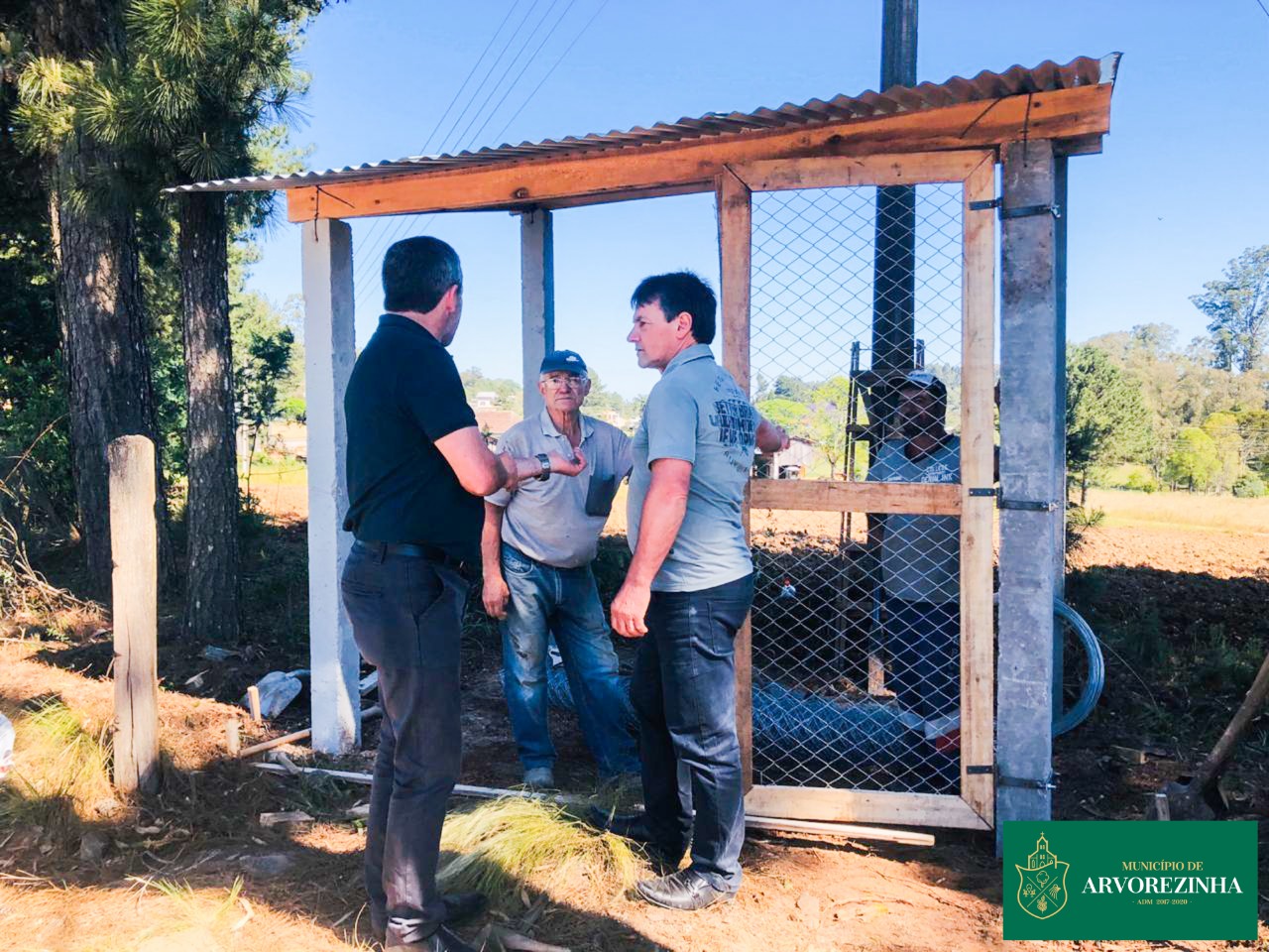 “CASINHA PARA COLETA DE LIXO RECICLÁVEL” ESTÁ SENDO CONSTRUÍDA EM LOCALIDADE DO INTERIOR DE PINHAL QUEIMADO