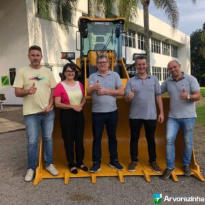ADMINISTRAÇÃO MUNICIPAL DE ARVOREZINHA RECEBEU MAIS UMA MÁQUINA PARA ATUAR NOS SETORES DE AGRICULTURA E OBRAS