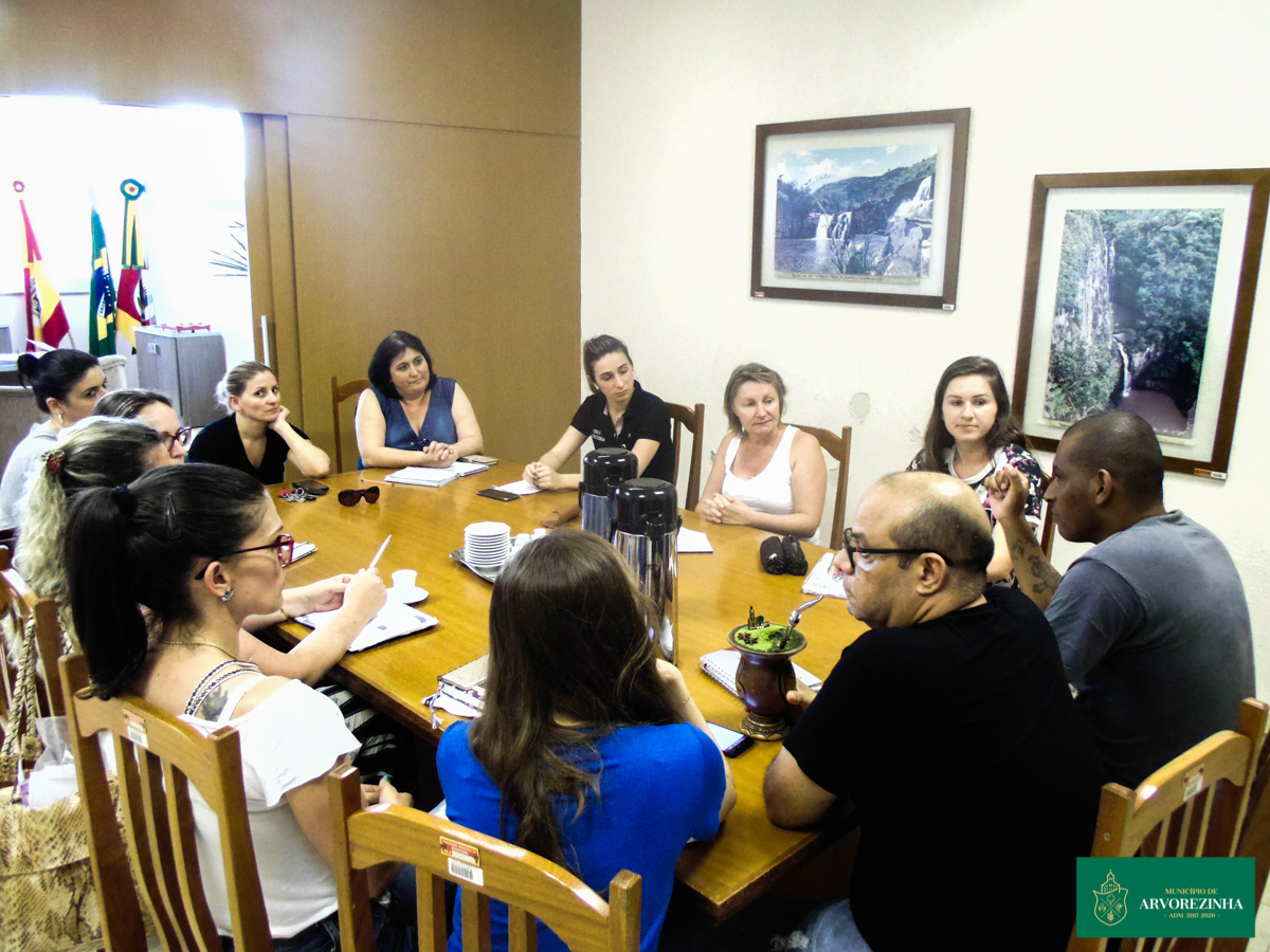 ADMINISTRAÇÃO MUNICIPAL DISCUTE PLANO DE ENFRENTAMENTO DE PREVENÇÃO AO USO DE DROGAS NO MUNICÍPIO