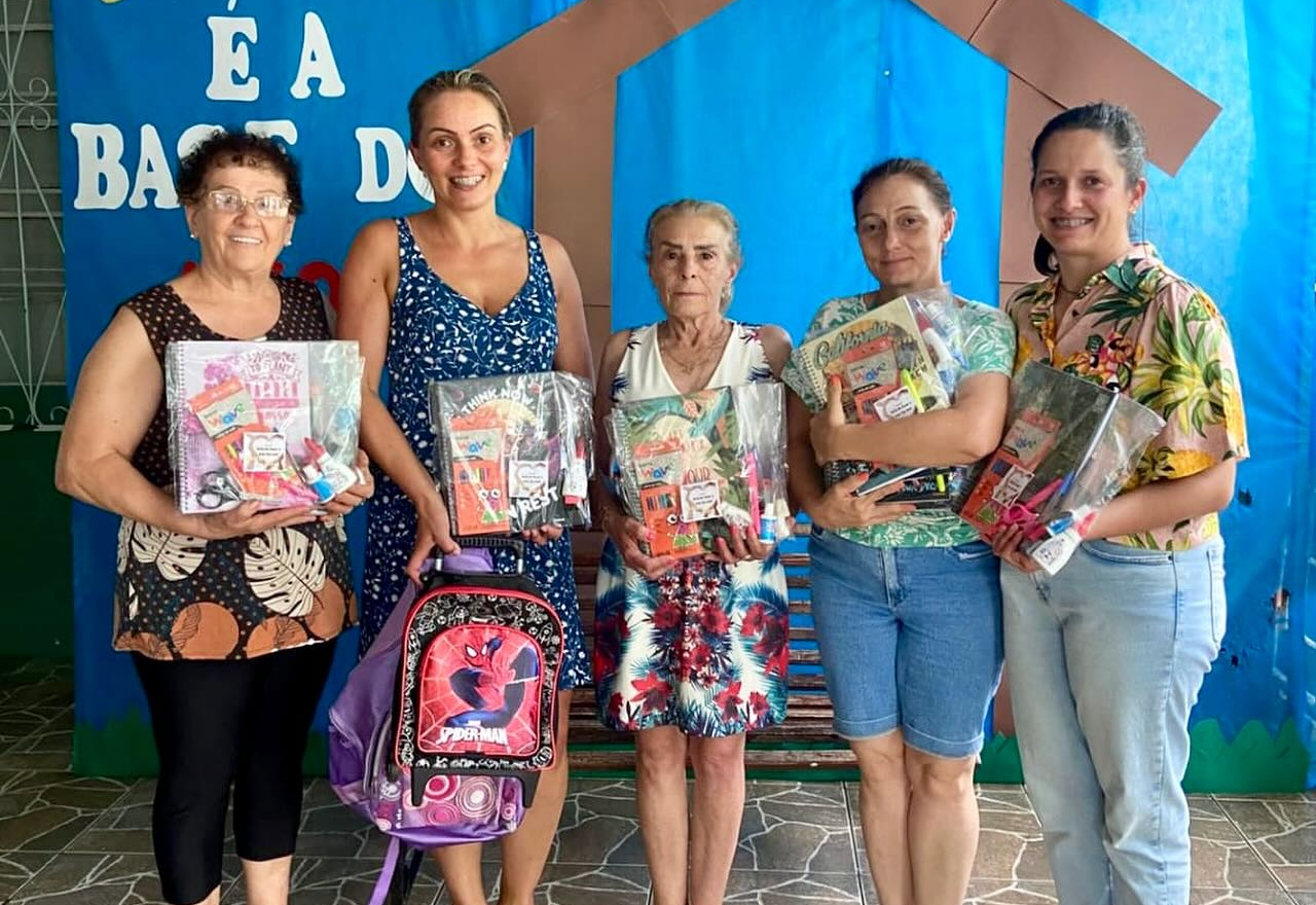 Escola Orestes recebeu kits escolares