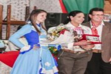 Foto - PREFEITO E VICE-PREFEITA PARTICIPAM DE HOMENAGEM AS MULHERES TRADICIONALISTAS DO MUNICÍPIO
