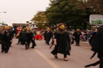 Foto - DESFILE CIVICO CULTURAL FICOU NA HISTÓRIA DOS 60 ANOS DO MUNICÍPIO