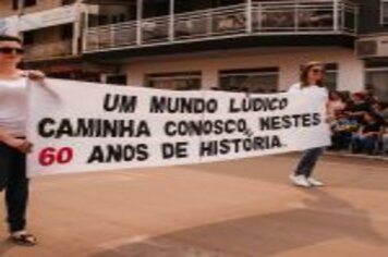 Foto - DESFILE CIVICO CULTURAL FICOU NA HISTÓRIA DOS 60 ANOS DO MUNICÍPIO