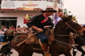 Foto - DESFILE CIVICO CULTURAL FICOU NA HISTÓRIA DOS 60 ANOS DO MUNICÍPIO