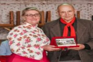 Foto - PREFEITO E VICE-PREFEITA PARTICIPAM DE HOMENAGEM AS MULHERES TRADICIONALISTAS DO MUNICÍPIO