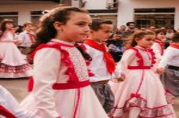 Foto - DESFILE CIVICO CULTURAL FICOU NA HISTÓRIA DOS 60 ANOS DO MUNICÍPIO