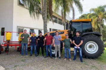 ADMINISTRAÇÃO MUNICIPAL REALIZA A ENTREGA DE UM TRATOR AGRÍCOLA E UMA PLANTADEIRA PARA A SECRETARIA DE AGRICULTURA  