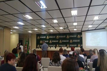 COORDENADORA DO CRAS PARTICIPA DO SEMINÁRIO ESTADUAL PARA ORIENTAÇÕES SOBRE O PROCESSO DE ESCOLHA PARA MEMBROS DO CONSELHO TUTELAR