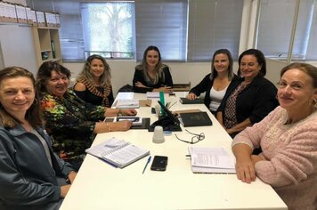 RESPONSÁVEL PELA SECRETARIA DA EDUCAÇÃO SE REÚNE COM EQUIPE DIRETIVA E PEDAGÓGICA DAS ESCOLAS E COM PSICÓLOGA DO CREAS