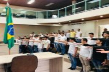 PREFEITO E VICE-PREFEITA PARTICIPAM DE SOLENIDADE DE ENTREGA DE CERTIFICADO DE DISPENSA DO EXERCITO PARA 65 JOVENS