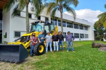 A ADMINISTRAÇÃO MUNICIPAL DE ARVOREZINHA CONTA COM MAIS UMA MÁQUINA PARA EXECUTAR OBRAS E SERVIÇOS