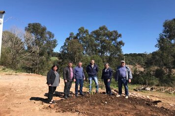 PREFEITO E VICE-PREFEITA PARTICIPAM DE PLANTIO DE ARAUCÁRIAS EM COMEMORAÇÃO AOS 50 ANOS DA COAGRISOL
