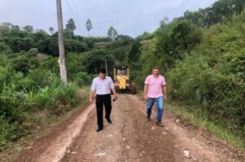 PREFEITO EM EXERCÍCIO E SECRETÁRIO DE OBRAS ACOMPANHAM ATIVIDADES NO INTERIOR DO MUNICÍPIO