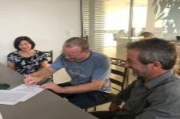 PREFEITO ASSINA ESCRITURA PÚBLICA DE AQUISIÇÃO DE GLEBA URBANA PARA FUTURA CONSTRUÇÃO DE NÚCLEO HABITACIONAL