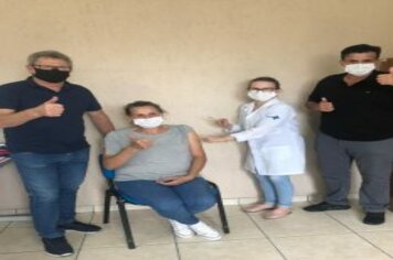 PROFISSIONAIS DA SAÚDE RECEBEM 1ª DOSE DA VACINA CONTRA A COVID-19