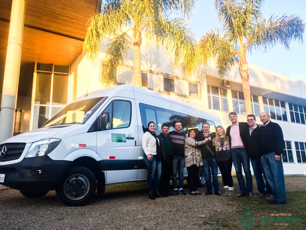 Prefeito Rogerio Fachinetto entrega Van 0 km para Secretária de Saúde, Assistência Social e Trabalho