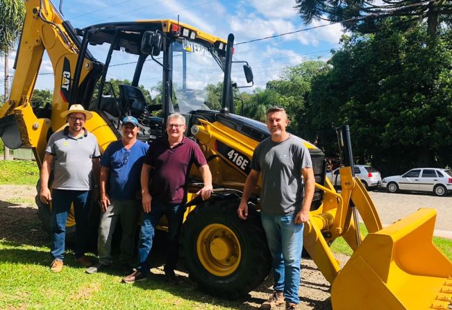 ADMINISTRAÇÃO MUNICIPAL RECUPERA MAIS UMA MÁQUINA PARA MELHOR ATENDER A COMUNIDADE