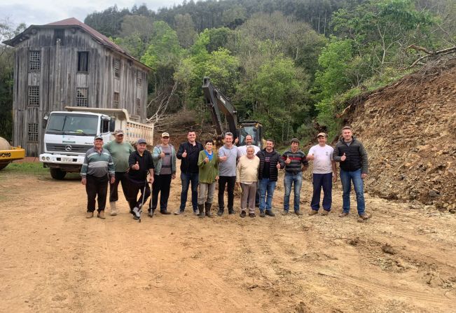 PREFEITO EM EXERCÍCIO ROBERTO FACHINETTO VISITA OBRAS EM ANDAMENTO NO MUNICÍPIO
