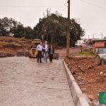 ADMINISTRAÇÃO ROGERIO E BETI INVESTE EM PAVIMENTAÇÃO
